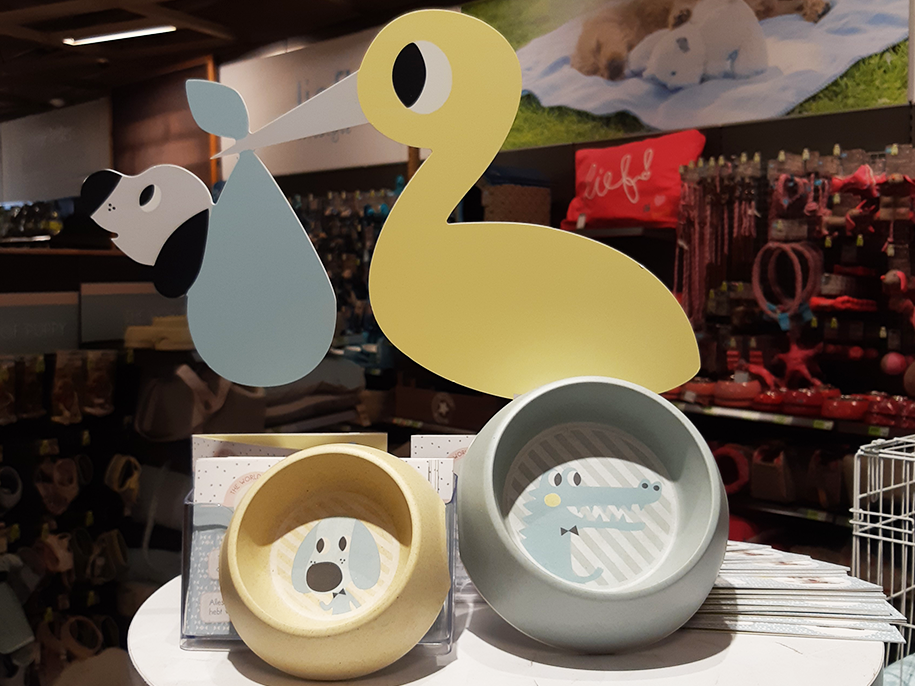 display pos materiaal met dieren in een winkel
